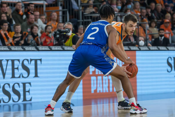 更加偏向新 更加偏向新