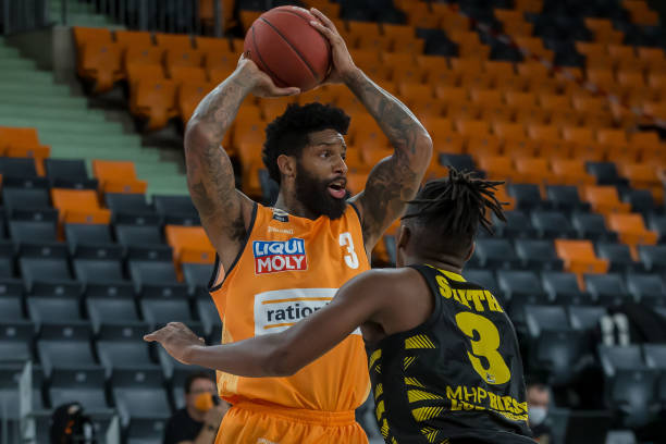 亚后卫凭借 亚后卫凭借